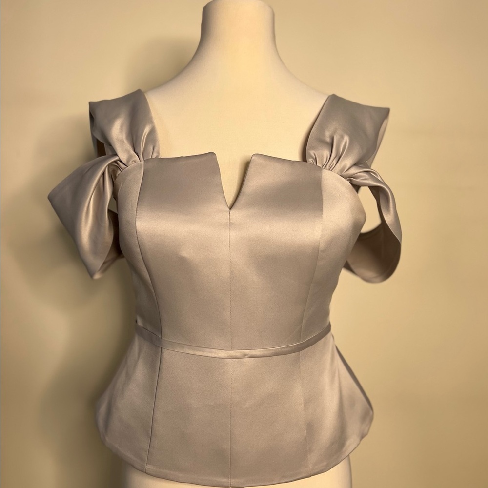 Elegant Women's Gray Top